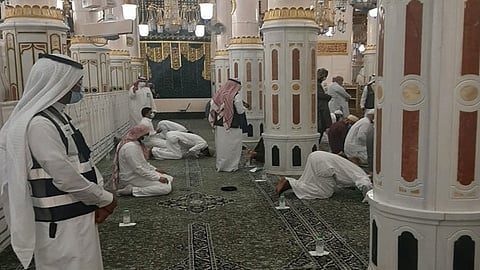 «الحج والعمرة» توضح عدد مرات صلاة الفرد في الروضة الشريفة