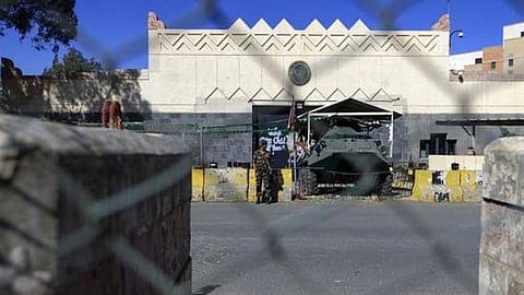 الكويت تدين اقتحام سفارة أمريكا في صنعاء.. وتطالب الحوثيين باحترام القانون