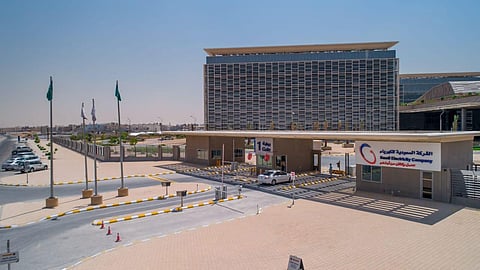 عطل كهربائي بأحد العوازل يحطم واجهة 3 محلات وسيارة في المبرز.. و«السعودية للكهرباء» تعتذر