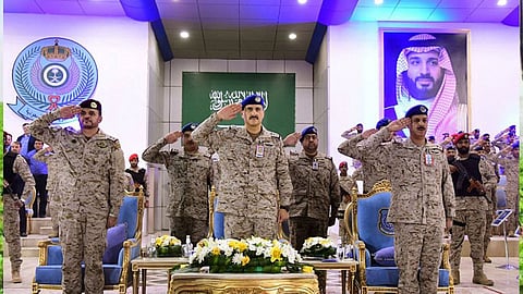 قائد القوات الجوية يخرِّج دورة عمليات الدفاع الجوي المشترك