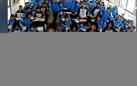 بالفيديو.. طلاب ينقذون معلمتهم لحظة سقوطها داخل الفصل المدرسي