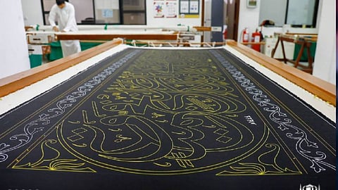 تحفة فنية يتجلى فيها جمال الخط العربي.. كيف تطبع آيات القرآن على كسوة الكعبة؟