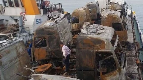 بالفيديو.. احتراق سفينة شحن إيرانية في ميناء جنوب البلاد