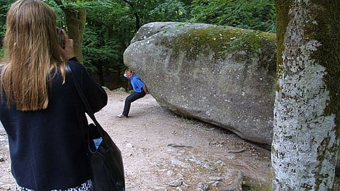 بالفيديو.. أغرب صخرة في العالم.. وزنها 132 طنا ويحركها أي شخص