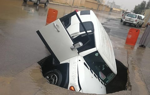 بالصور.. نجاة شاب ابتلعت الأرض سيارته بحي البساتين في بريدة