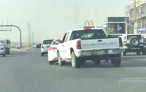 فيديو.. مرور الرياض يطيح بمتهور صدم سيارة من الخلف وهرب