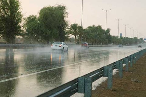 "الإنذار المبكر" يوجه تنبيهًا متقدمًا بأمطار وسيول على الرياض ومكة المكرمة
