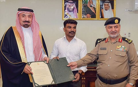 بالفيديو.. مكافأة مالية ومعنوية لمقيم هندي بنجران
