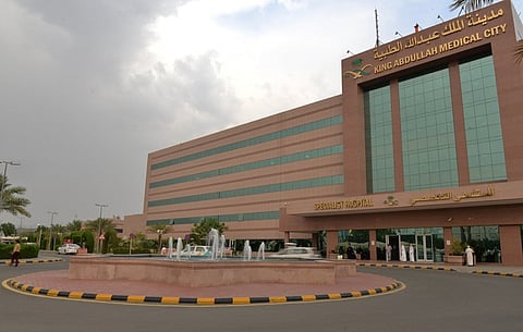 طبية الملك عبدالله تبدأ عمليات "الجنف" بالعمود الفقري