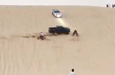 بالفيديو.. سيارة يقودها طفل تسحق متسابقًا في سباق الموت القطري