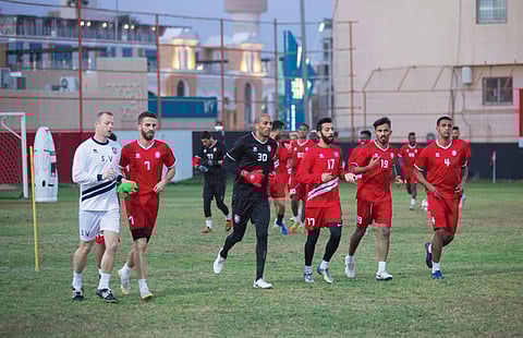 الرائد يستعد للباطن بالضربات الحرة والتسديد من خارج المنطقة