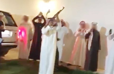 مستشار قانوني يوضح عقوبات استخدام السلاح في الأفراح