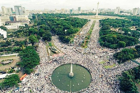 بالفيديو والصور.. السفير الشعيبي يحذر السعوديين من مواقع تظاهرات جاكرتا