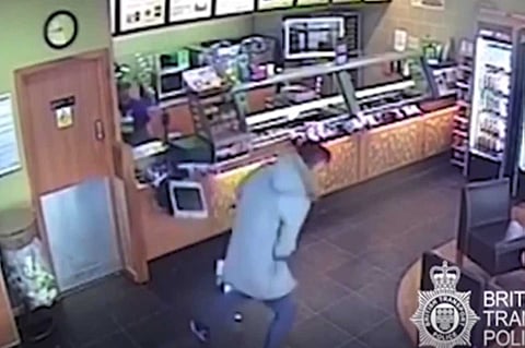 بالفيديو.. شجاعة شاب تمنع سرقة أموال تبرعات في بريطانيا