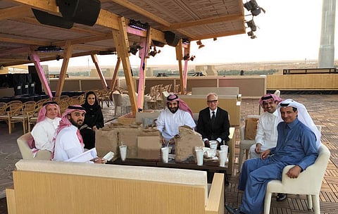 محمد بن سلمان.. أمير الوضوح يلغي المسافات بـ"وجبة" على بساط التواضع