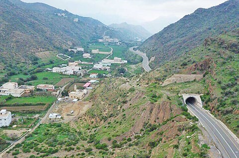 أوروبا الخليج.. دوس قرية الطبيعة الخلابة تحتفي بجبالها الشاهقة ودعوة الرسول لها