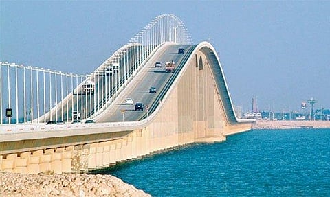 بعد قرار البحرين.. سيولة مرورية على جسر الملك فهد