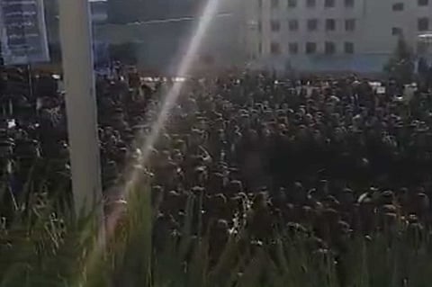 بالفيديو.. مئات الطلاب الإيرانيين يتظاهرون بسبب مقتل 10 من زملائهم