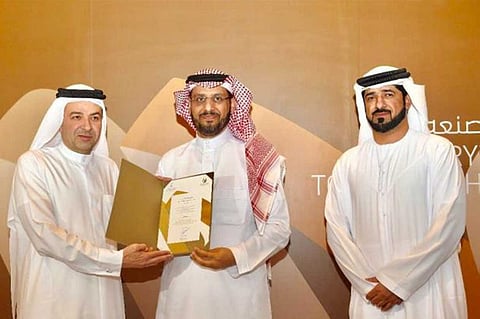 تكريم الإعلامي علي القرني في جائزة محمد بن راشد آل مكتوم للإبداع الرياضي