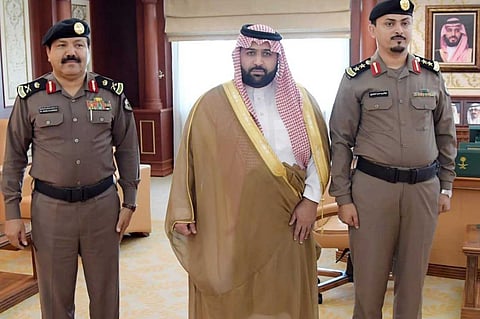 بالصور.. نائب أمير جازان يقلد مدير شرطة الداير العقيد الجابري رتبته الجديدة