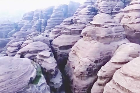 بالفيديو.. جبل القهر السعودي قمم أسطوانية وطابع أسطوري