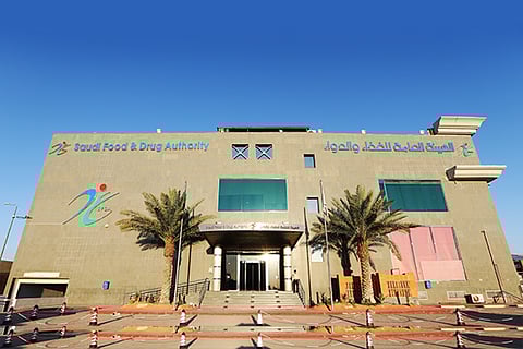 "الغذاء والدواء" تُغلـق 7 منشآت مخالفة وتُوقف 23 خط إنتاج خلال ديسمبر الماضي