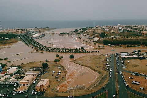 مدني ضباء ينقذ 3 أشخاص بعد احتجازهم في وادي المويلح