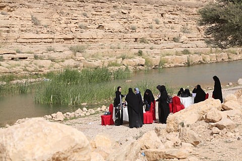 بالصور.. طالبات من جامعة نورة يزورن سد صلبوخ في مهمة فنية