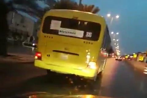ضبط قائد الحافلة المدرسية المُستهتر بحياة الطالبات في الرياض