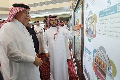 ‪ بالصور.. وزير البلديات يتفقد مراقبة الطرق وتصريف السيول بأمانة الرياض
