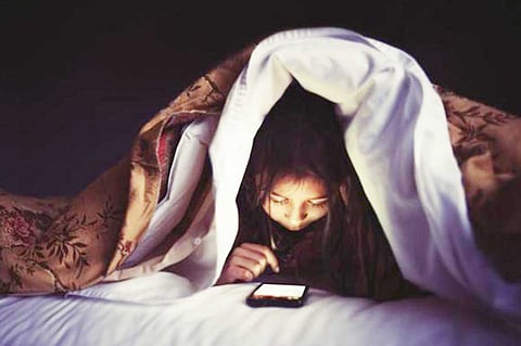 دراسة: تصفح الأطفال الجوال قبل النوم يسبب الأرق والسمنة