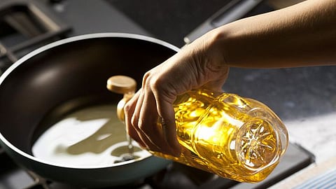 «الغذاء والدواء» توضّح أنواع الزيوت المُفضَّلة في القلي والطبخ