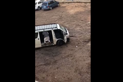 مغردون يتداولون مقطع فيديو لسائق يعتدي على أطفال بحافلة مدرسية