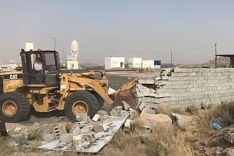 بالصور.. إزالة تعديات على أراضٍ حكومية بميقات السيل الكبير بالطائف