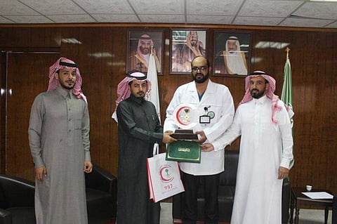 الهلال الأحمر يكرم مواطنًا شارك في إنقاذ مريض من الموت بالجنادرية