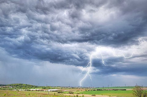 طقس الأحد.. سحب رعدية ممطرة ورياح نشطة وضباب على عدة مناطق