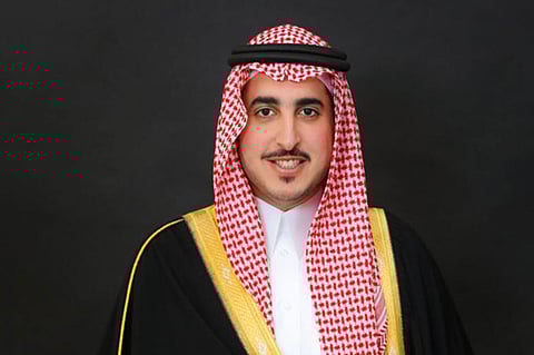 أمير الجوف يطمئن على صحة الطفل المفقود بمزارع سكاكا