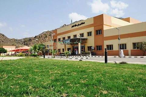 متسللون يزاحمون أهالي «الداير بني مالك» في خدمات «المستشفى الوحيد»