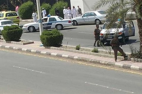 مروِّج يحاول اقتحام شرطة الشرائع.. والعثور بحوزته على أسلحة نارية