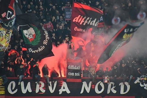 بالصور.. هجوم بالمتفجرات على لاعبي فريق إيطالي بعد خسارة مباراة