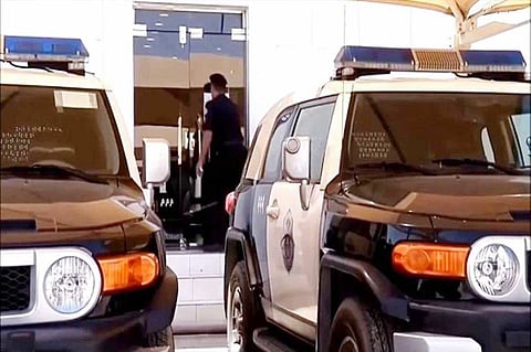 الشرطة تطيح بالمُعتدي على مواطن ثمانيني وسرقته بأحد محلات جدة