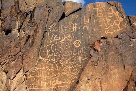 الجهات الأمنية تلاحق المتعدِّي على نقش الشيخ قرناس بالقصيم