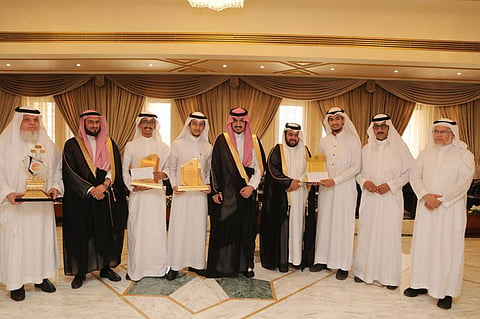 بالصور.. نائب أمير مكة يكرِّم الطلاب الفائزين ببطولة فرسان التعليم