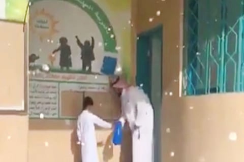 بالفيديو.. مبادرة الطفل غيث تفاجئ «حارس روضة» بدومة الجندل