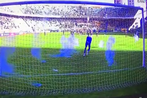 بالفيديو.. جماهير تهاجم حارس مرمى بوليفي بـ«مواد متفجرة»