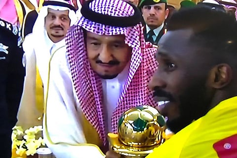 بالصور والفيديو.. خادم الحرمين يتوج التعاون بطلًا لكأس الملك