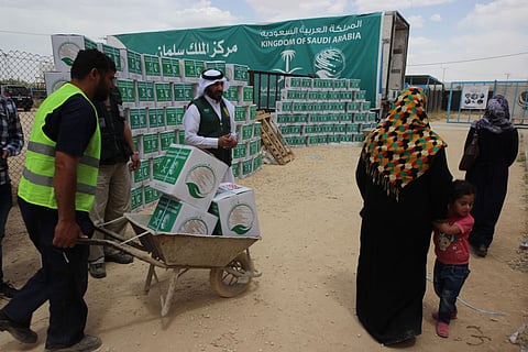 «إغاثي الملك سلمان» يوزِّع سلالًا رمضانية على لاجئين سوريين
