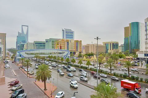 أمطار ربيعية وجريان السيول بعدة مناطق بدءًا من الجمعة