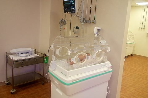 «بلاغ أبوي» يفجر قضية اختطاف مولودة من داخل مستشفى خاص بجدة