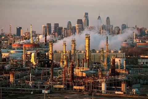 أسعار النفط ترتفع.. وتقرير: يتجه نحو أكبر خسارة أسبوعية في 2019